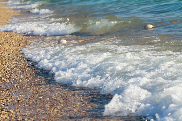 Сильные волны обрушиваются на пляж — стоковое фото