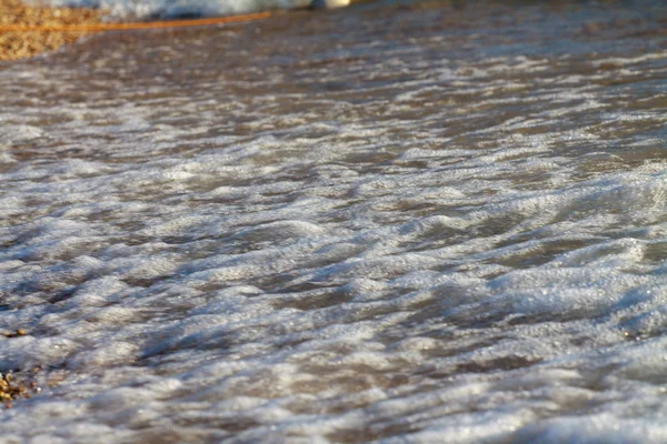 Сильні хвилі падають над пляжем — стокове фото