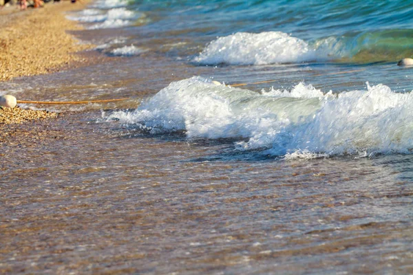 Erős hullámok összeomlik, a strand fölött — Stock Fotó