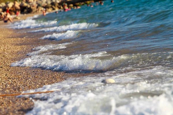 Erős hullámok összeomlik, a strand fölött — Stock Fotó