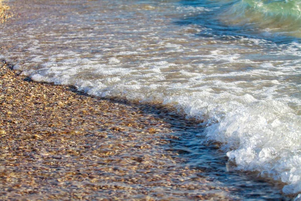 Güçlü dalgalar sahil boyunca gürültüyle çarpmak. — Stok fotoğraf