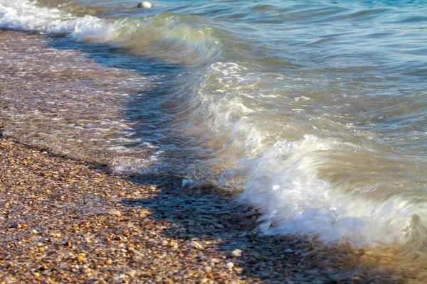 Сильные волны обрушиваются на пляж — стоковое фото