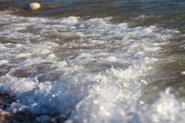 güçlü dalgalar sahil boyunca gürültüyle çarpmak.