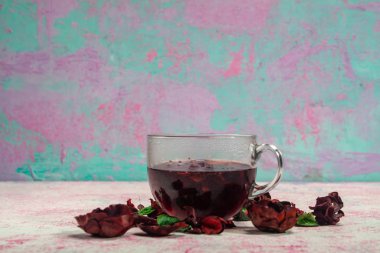 Cam bardakta Red Hot Hibiscus çayı