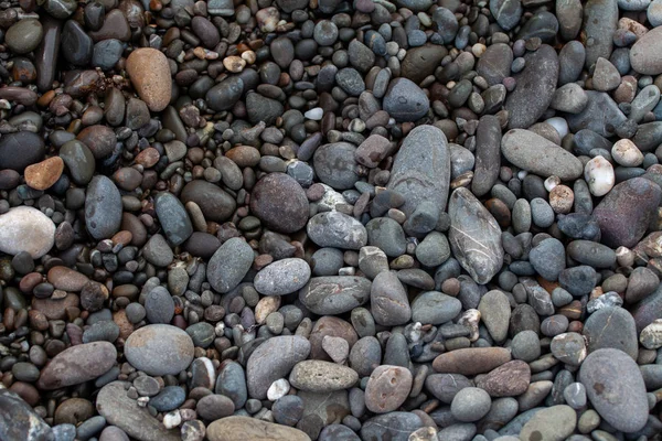 Moře oblázky barevné žuly na pláži pozadí kameny. — Stock fotografie