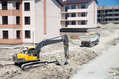 Sarı renkli büyük bir inşaat kazıcısı