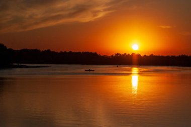 Haziran 'da Rusya' da Don Nehri 'nde gün batımı
