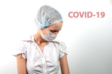 Doktor eldivenleri, hızla yayılan yeni bir koronavirüs için pozitif kan testi içeren solunum maskesi takıyor.