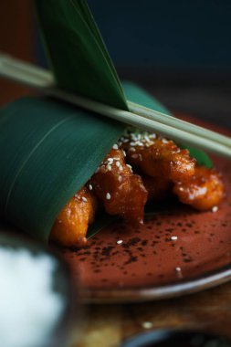 Kızarmış balık dilimleri ve pirinç