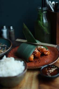 Kızarmış balık dilimleri ve pirinç