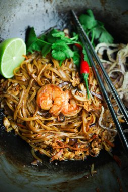 Karides, kireç ve otlar ile erişte