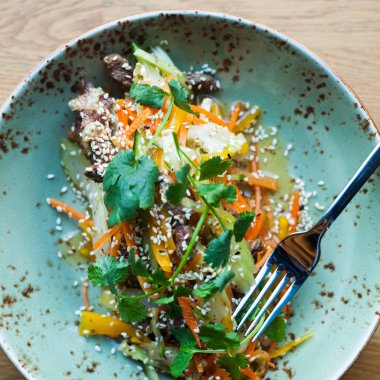 Erişte seasame, salata, otlar ve karides