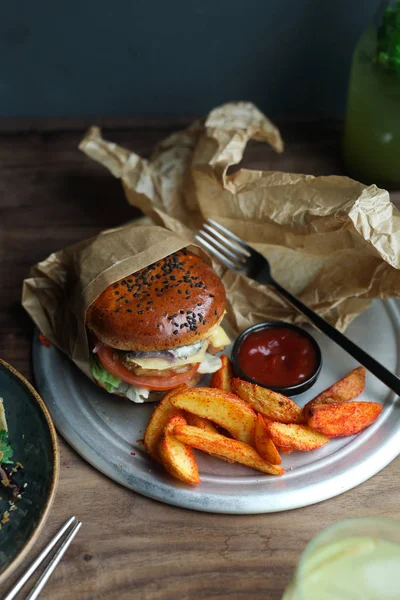 Kızarmış patates dilimleri ile Burger