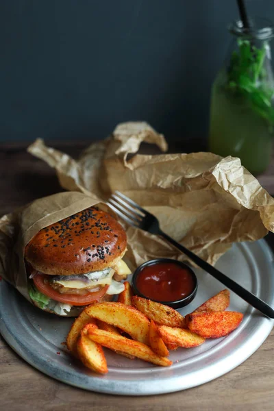 Burger with fried potato slices — Stock Photo, Image