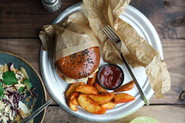 Kızarmış patates dilimleri ile Burger