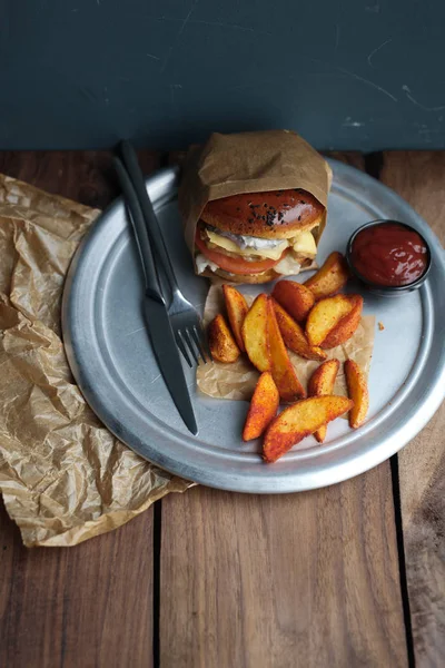 Kızarmış patates dilimleri ile Burger