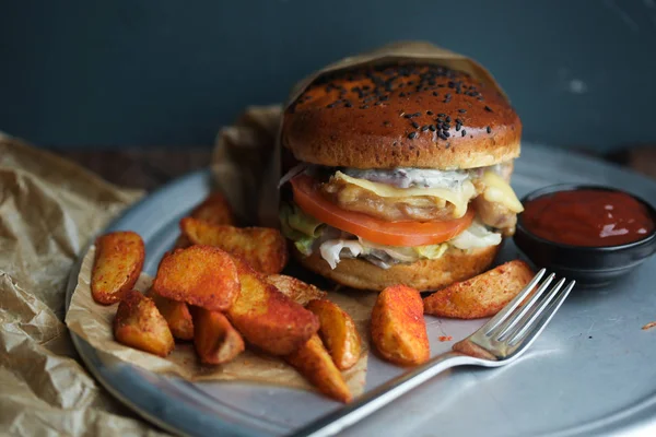 Kızarmış patates dilimleri ile Burger