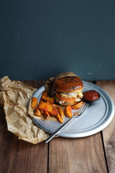 Kızarmış patates dilimleri ile Burger