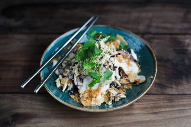 Erişte seasame, salata, otlar ve karides