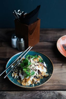 Erişte seasame, salata, otlar ve karides