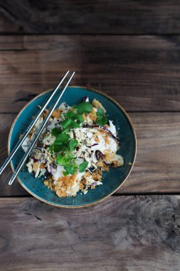 Erişte seasame, salata, otlar ve karides