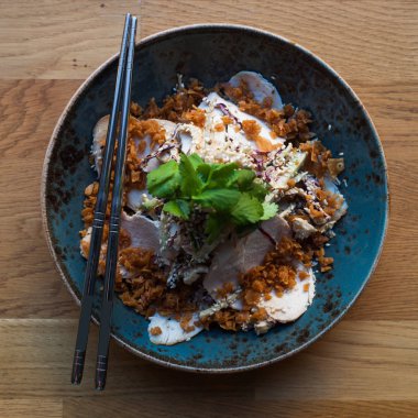 Erişte seasame, salata, otlar ve karides