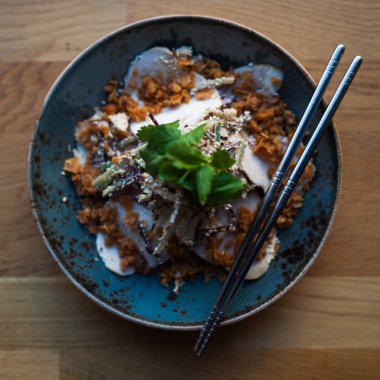 Erişte seasame, salata, otlar ve karides