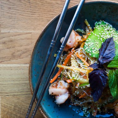 Erişte seasame, salata, otlar ve karides