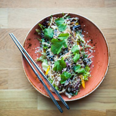 Susam, otlar ve karides ile erişte