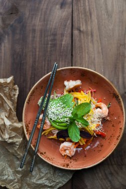 Susam, otlar ve karides ile erişte