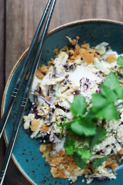 Erişte seasame, salata, otlar ve karides