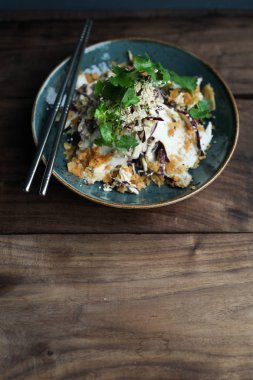 Erişte seasame, salata, otlar ve karides