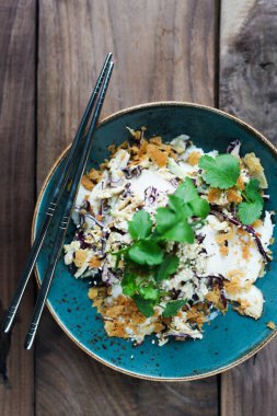 Erişte seasame, salata, otlar ve karides