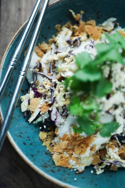 Erişte seasame, salata, otlar ve karides