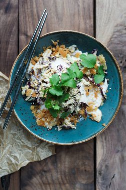 Erişte seasame, salata, otlar ve karides