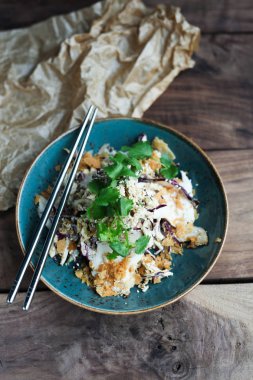 Erişte seasame, salata, otlar ve karides