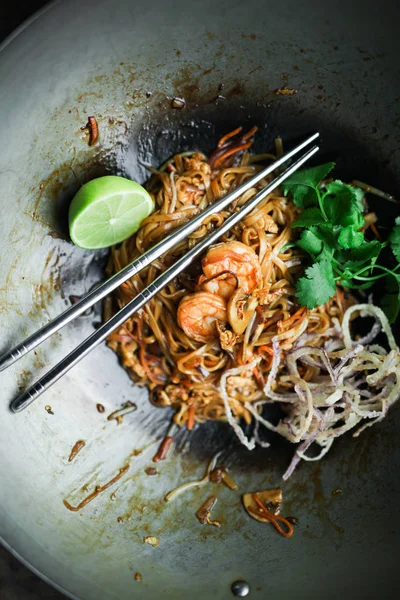 Noodles with prawns, lime and herbs — Stock Photo, Image