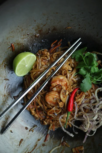 Noodles with prawns, lime and herbs — Stock Photo, Image