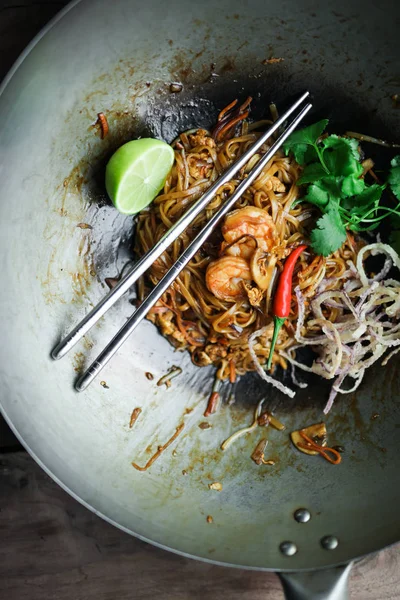 Noodles with prawns, lime and herbs — Stock Photo, Image