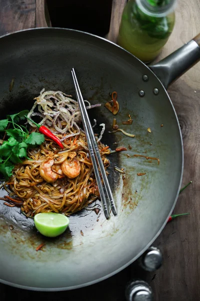 Noodles with prawns, lime and herbs — Stock Photo, Image