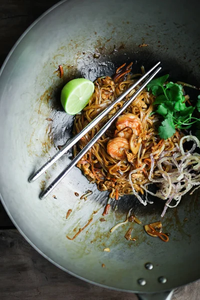 Noodles with prawns, lime and herbs — Stock Photo, Image