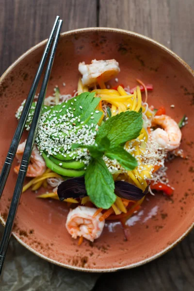 Noodles  with sesame, herbs and prawns — Stock Photo, Image