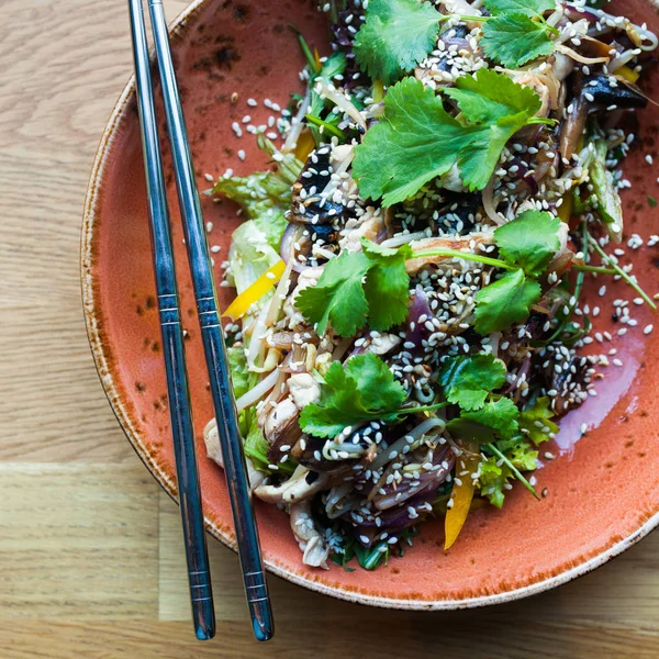 Susam, otlar ve karides ile erişte