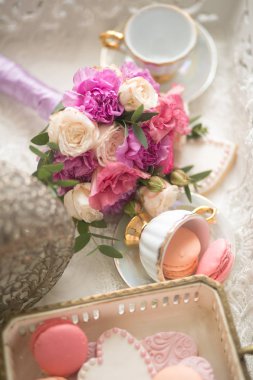 kalp şeklinde kurabiye ile düğün buketi