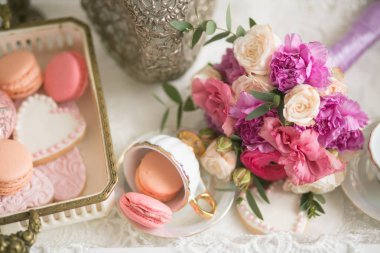 kalp şeklinde kurabiye ile düğün buketi