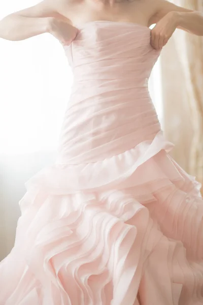 Femme retouche robe de mariée — Photo