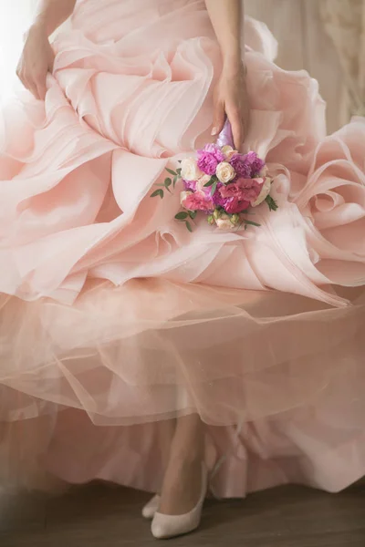 Mariée en robe de mariée tenant bouquet — Photo