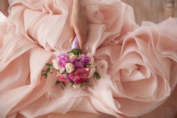 Наречена у весільній сукні тримає букет — стокове фото