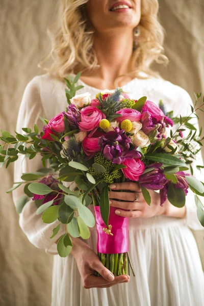 Vrouw bedrijf floral regeling — Stockfoto