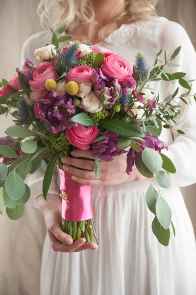 Kobieta gospodarstwa kwiatów układ — Zdjęcie stockowe